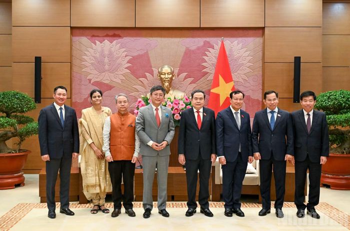 Chủ tịch Quốc hội Trần Thanh Mẫn, Đại sứ Ấn Độ Tshering W. Sherpa và đại biểu hai nước tại cuộc tiếp. (Ảnh: DUY LINH)