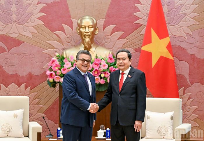 Chủ tịch Quốc hội Trần Thanh Mẫn tiếp Đại sứ Palestine Saadi Salama nhân dịp kết thúc nhiệm kỳ công tác. (Ảnh: DUY LINH)