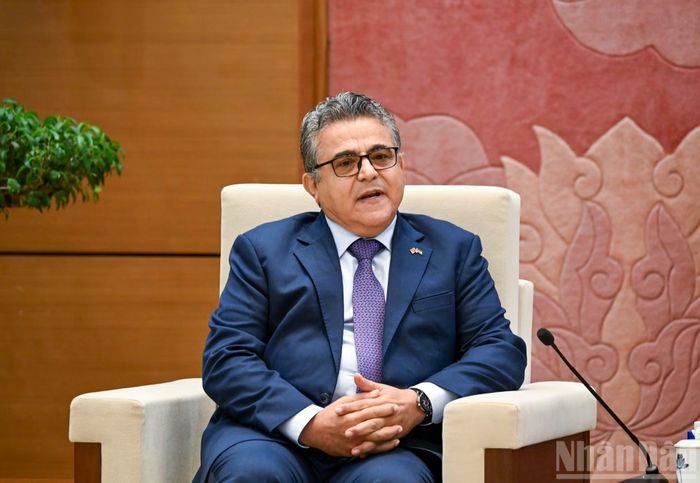 Đại sứ Palestine Saadi Salama phát biểu tại cuộc tiếp. (Ảnh: DUY LINH)