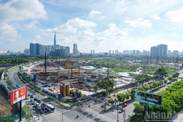 Ngoài trung tâm hành chính, dự án còn gồm trung tâm hội nghị-biểu diễn 2.000 chỗ ngồi, công viên hồ cảnh quan, quảng trường trung tâm và nhiều không gian phục vụ các sự kiện lớn của Thành phố Hồ Chí Minh.