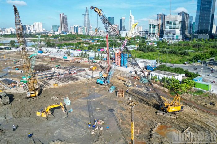 Theo ghi nhận của phóng viên, trên khu vực triển khai dự án, nhiều dàn khoan cọc nhồi, cần cẩu, xe cơ giới và hệ thống vật tư xây dựng đã được tập kết. Các đơn vị thi công đồng loạt triển khai công tác xử lý nền móng, san lấp mặt bằng và xây dựng hạ tầng kỹ thuật, chuẩn bị cho các hạng mục tiếp theo.