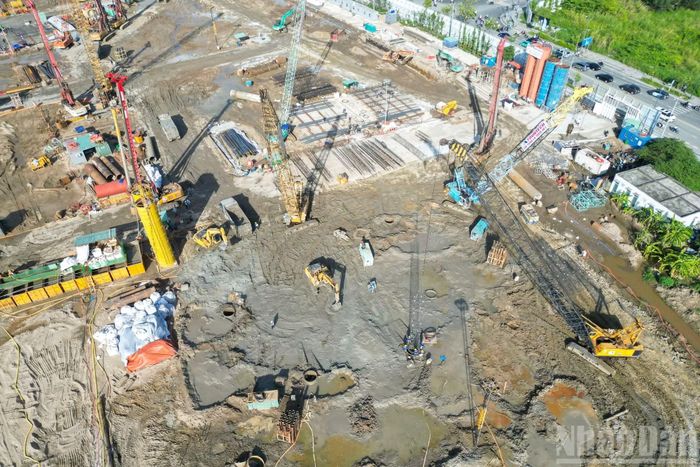 So với thời điểm khởi công vào cuối tháng 4, công trường hiện đã có nhiều thay đổi rõ rệt. Việc đồng loạt huy động nhân lực, máy móc và triển khai nhiều mũi thi công cho thấy quyết tâm của chủ đầu tư trong việc bảo đảm các mốc tiến độ theo kế hoạch đề ra