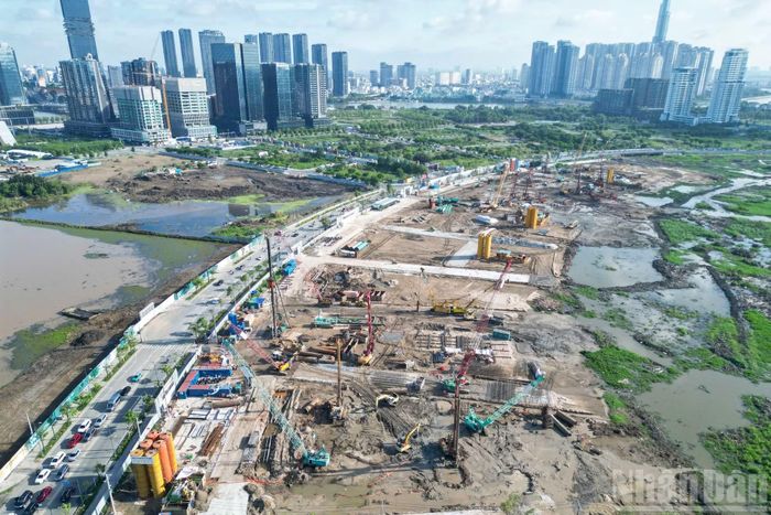 Nhìn từ trên cao, khu đất rộng khoảng 46,7ha tại lõi đô thị Thủ Thiêm đang dần hiện lên diện mạo của trung tâm hành chính mới Thành phố Hồ Chí Minh, kết nối đồng bộ với quảng trường trung tâm và hệ thống không gian công cộng ven sông Sài Gòn.