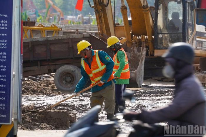 Các mũi thi công được triển khai đồng thời trên khu vực quảng trường trung tâm, trung tâm hành chính và hạ tầng kỹ thuật đồng bộ của dự án.