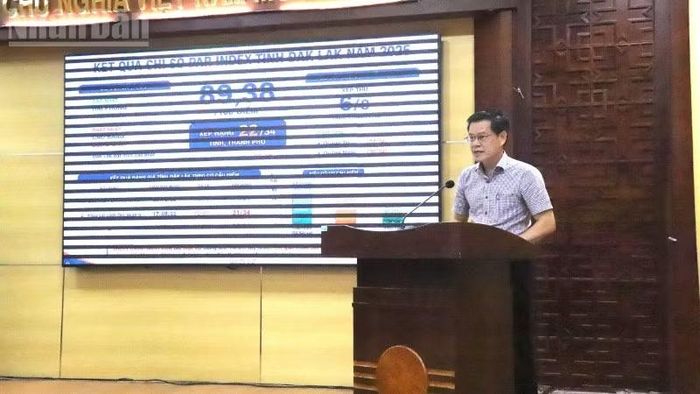 Giám đốc Sở Nội vụ tỉnh Đắk Lắk Trương Ngọc Tuấn thông tin về kết quả cải cách hành chính của tỉnh tại kỳ họp.