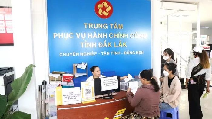 Người dân đến giải quyết thủ tục hành chính tại Trung tâm phục vụ hành chính công của tỉnh.