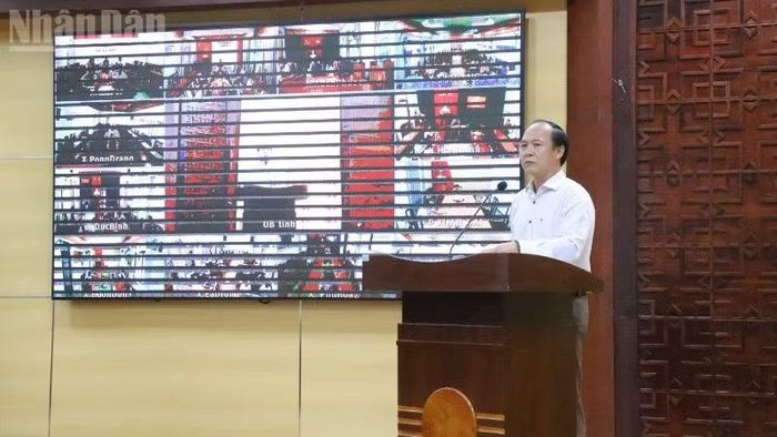 Phó Giám đốc Sở Tài chính tỉnh Đắk Lắk Lê Danh Thắng thông tin về việc cải thiện môi trường đầu tư, hỗ trợ doanh nghiệp tại kỳ họp.