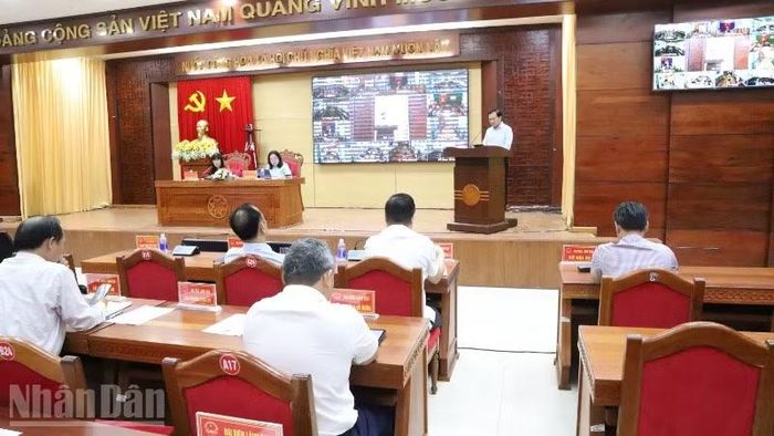 Các đại biểu tham luận tại kỳ họp.