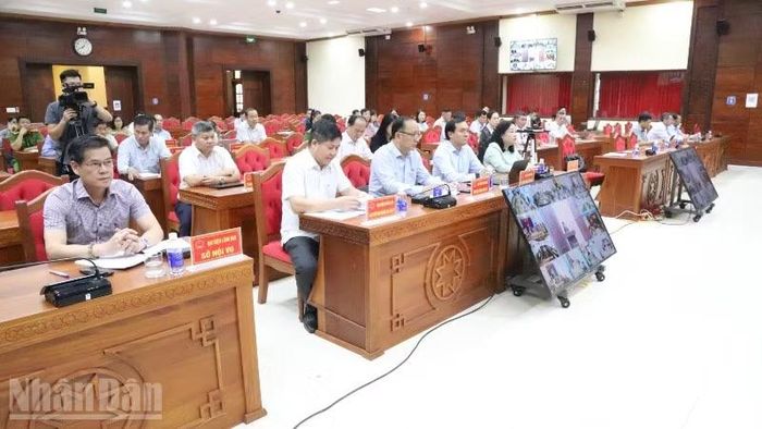 Các đại biểu dự kỳ họp chuyên đề về đẩy mạnh cải cách hành chính và cải thiện môi trường đầu tư kinh doanh.