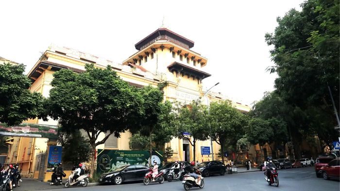 Trường đại học Đông Dương (nay là Đại học Quốc gia Hà Nội) do kiến trúc sư Ernest Hébrard thiết kế.