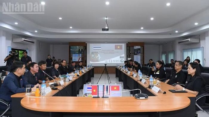 Cuộc họp về công tác bàn giao các cá thể sếu đầu đỏ. (Ảnh: MINH THẮNG)