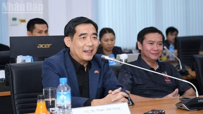 Đại sứ Phạm Việt Hùng bày tỏ vui mừng về kết quả hợp tác giữa hai nước trong bảo tồn sếu đầu đỏ. (Ảnh: XUÂN SƠN)