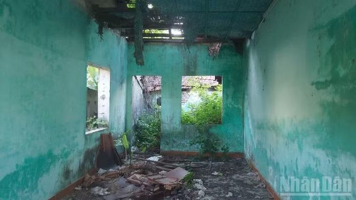 Nhà cấp sau nhiều năm không sử dụng bị thủng mái, hỏng tường.