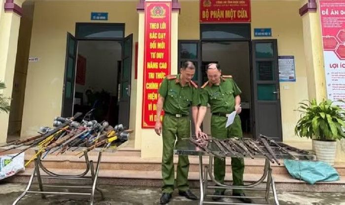 Công an xã Na Sang kiểm kê số súng do nhân dân tự giác giao nộp.