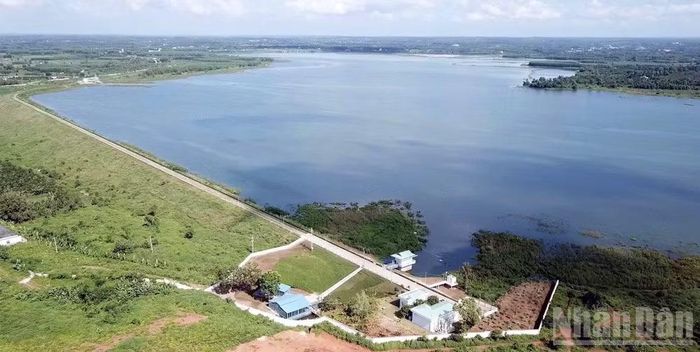 Một góc hồ Đá Đen, nơi cung cấp nước sinh hoạt chủ yếu cho dân cư phía đông Thành phố Hồ Chí Minh.
