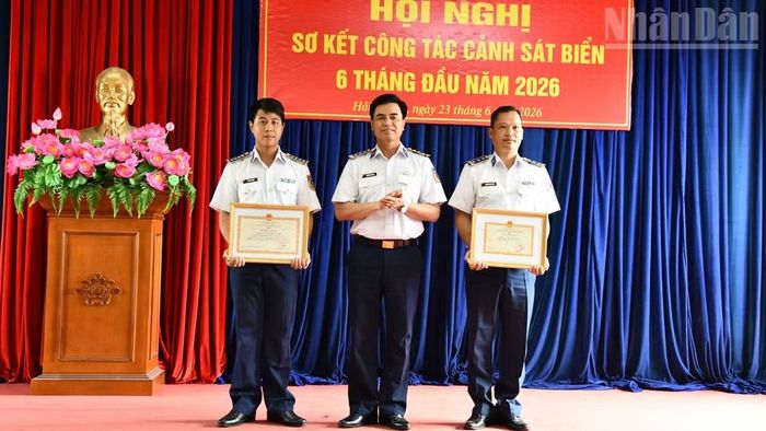 Chỉ huy trao Bằng khen của Bộ Tư lệnh Cảnh sát biển tặng các cá nhân có thành tích xuất sắc trong Đợt thi đua cao điểm chào mừng bầu cử đại biểu Quốc hội khóa XVI và Tháng Thanh niên năm 2026.
