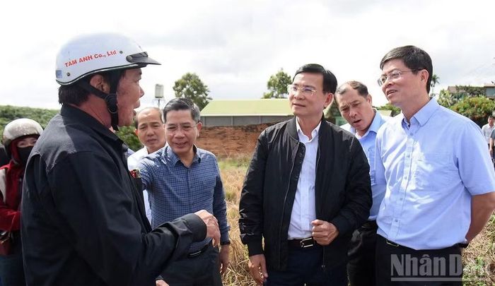 Đồng chí Hồ Văn Mười và Phó Chủ tịch Ủy ban nhân dân tỉnh Lâm Đồng Nguyễn Hồng Hải thăm hỏi, động viên các gia đình có diện tích đất nằm trong diện thu hồi giải phóng mặt bằng thi công các dự án cao tốc.
