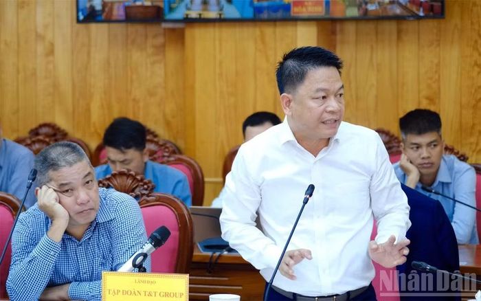 Ông Nguyễn Ngọc Nghị, Phó Tổng Giám đốc Tập đoàn T&amp;T, liên danh nhà đầu tư dự án xây dựng đường bộ cao tốc Bảo Lộc-Liên Khương phát biểu tại cuộc họp.