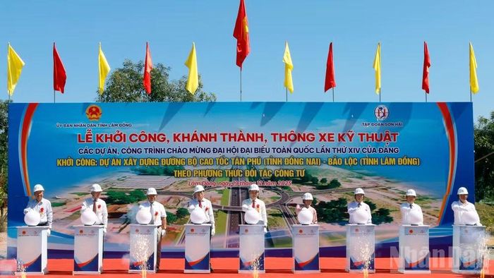 Đại biểu thực hiện nghi thức khởi công dự án cao tốc Tân Phú-Bảo Lộc.