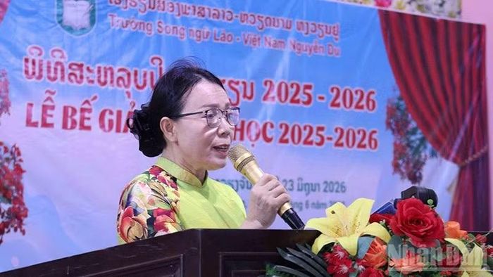 Bà Nguyễn Thị Thanh Hương, Hiệu trưởng nhà trường phát biểu tổng kết năm học 2025-2026. (Ảnh: DUY TOÀN)