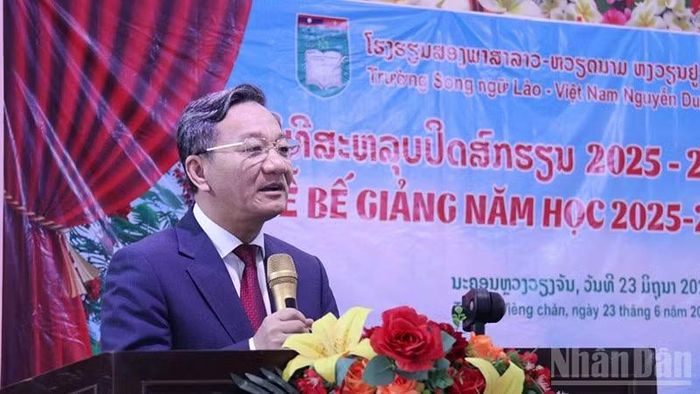 Đại sứ Nguyễn Minh Tâm phát biểu tại lễ bế giảng năm học. (Ảnh: DUY TOÀN)