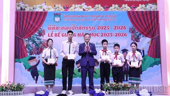 Đại sứ Nguyễn Minh Tâm trao quà cho các em học sinh có thành tích xuất sắc trong năm học 2025-2026. (Ảnh: DUY TOÀN)