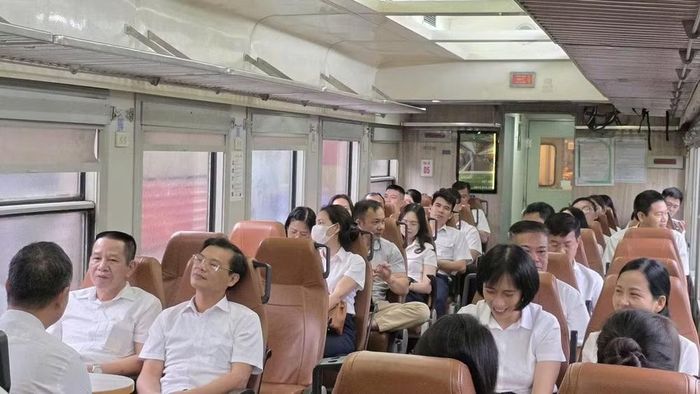 Cán bộ, công nhân, viên chức ngành đường sắt chạy thử tuyến tàu Hà Nội-Phủ Lý trước khi đưa vào vận hành.