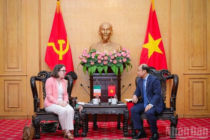 Đồng chí Lê Hải Bình, Ủy viên Trung ương Đảng, Phó Giám đốc Thường trực Học viện Chính trị quốc gia Hồ Chí Minh đã tiếp và làm việc với Đại sứ Cộng hòa Ireland tại Việt Nam Deirdre Ní Fhallúin. (Ảnh: BẢO LONG)