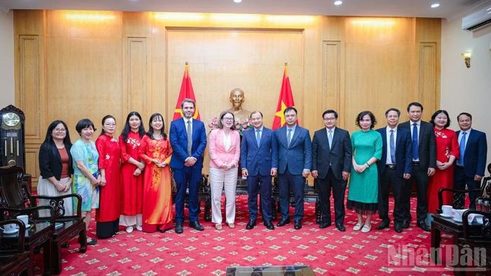Hai bên chụp ảnh lưu niệm tại buổi tiếp và làm việc. (Ảnh: BẢO LONG)