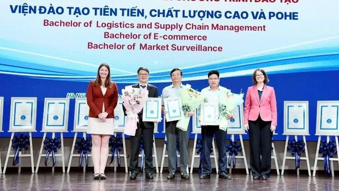 Viện Đào tạo tiên tiến, chất lượng cao và POHE nhận giấy chứng nhận kiểm định chất lượng của FIBAA. (Ảnh: TUẤN ANH)