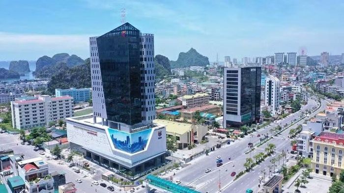 Đến năm 2050, Quảng Ninh được định hướng trở thành phố giá trị di sản mang tầm quốc tế, trung tâm kinh tế biển, cửa ngõ giao thương quan trọng của Việt Nam với khu vực Đông Nam Á.
