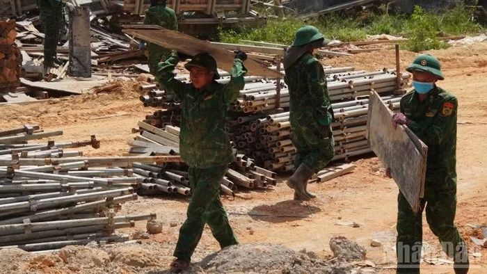 Bộ đội biên phòng giúp thu dọn.