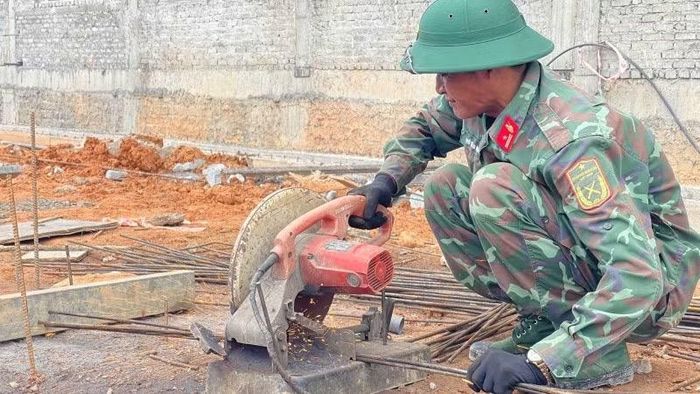 Bộ đội vào việc như thợ chuyên nghiệp.
