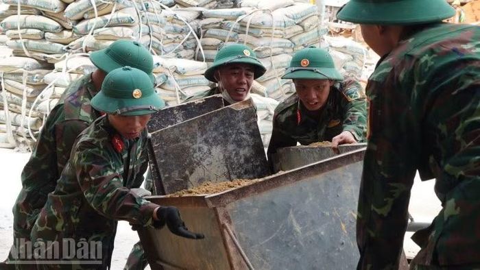 Bộ đội vận chuyển vật tư xây dựng vào công trình.