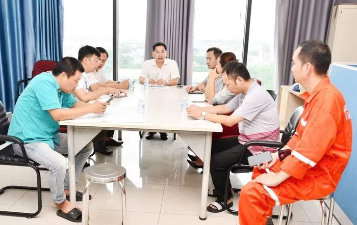 Lãnh đạo phường Tam Thắng làm việc với các bên liên quan và cư dân chung cư.