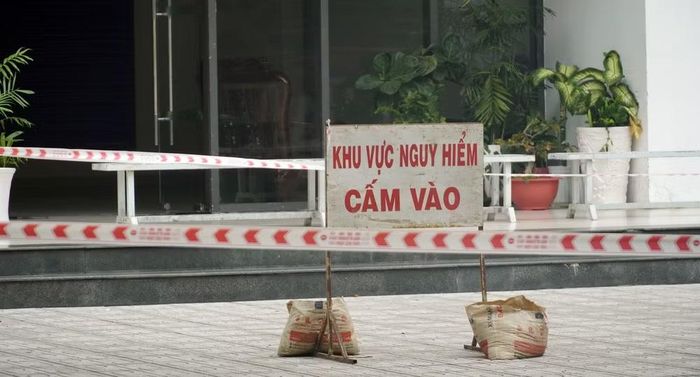Giăng dây, đặt biển cảnh báo dưới sân chung cư Lapen Center.