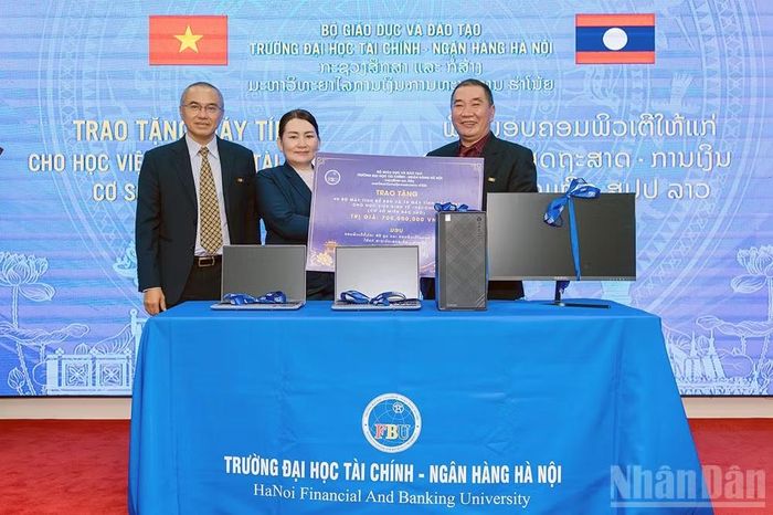 Trường đại học Tài chính-Ngân hàng Hà Nội trao máy tính tặng Phân hiệu Học viện Kinh tế-Tài chính Lào tại bắc Lào.