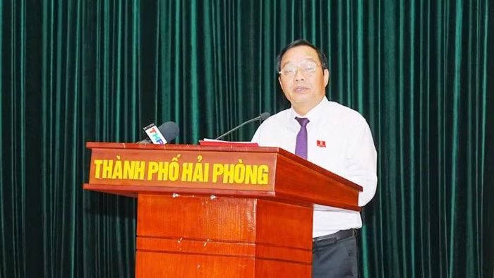 Chủ tịch Hội đồng nhân dân thành phố Hải Phòng Lê Văn Hiệu phát biểu tại kỳ họp.
