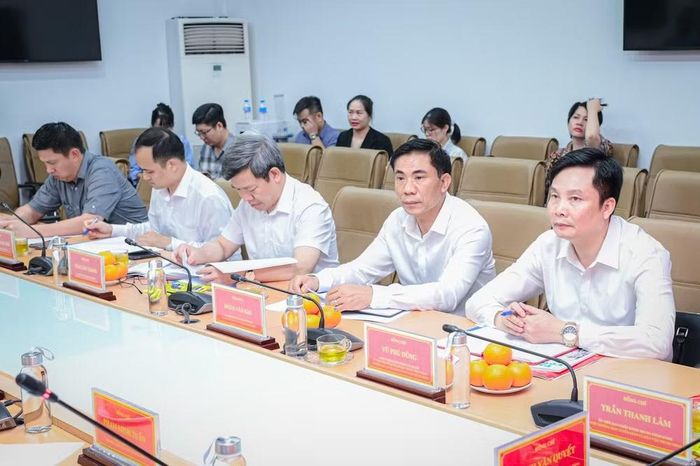 Các đại biểu dự buổi làm việc. (Ảnh: BẢO LONG)