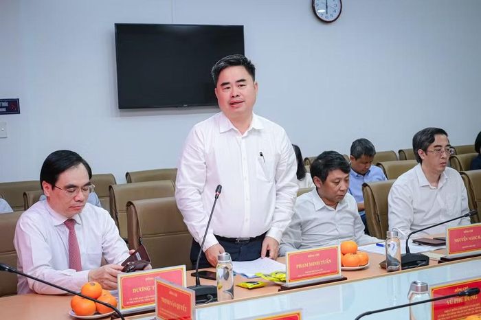 Đồng chí Phạm Minh Tuấn, Phó Tổng Biên tập Tạp chí Cộng sản phát biểu tại buổi làm việc. (Ảnh: BẢO LONG)