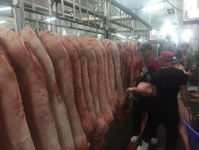 Giá thịt heo tại chợ đầu mối giảm đến 5.000 đồng/kg