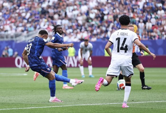 Kylian Mbappe sút xa ghi bàn mở tỉ số
