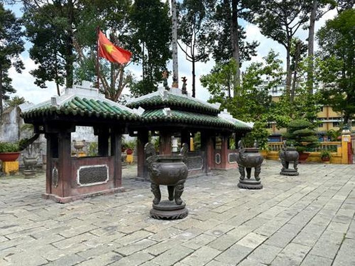 Tại Lăng Ông, vẻ yên bình, cổ kính như tách biệt với khu vực bên ngoài .Ảnh: HÀ NGUYỄN
