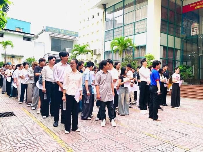 Các thí sinh chuẩn bị vào dự tuyển tại Trường Đại học Sân khấu, Điện ảnh TP HCM