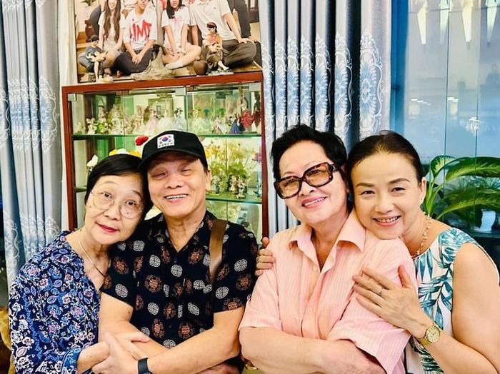 Từ trái sang: Nhà nghiên cứu sân khấu Nguyễn Phượng, soạn giả Hoàng Song Việt, đạo diễn NSƯT Hoa Hạ và PGS TS Trần Yến Chi - những nghệ sĩ tâm huyết với công tác đào tạo