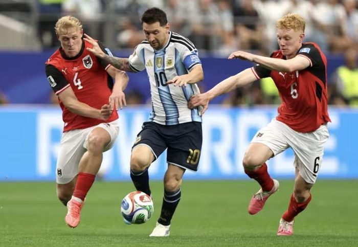 Lionel Messi chạm tay vào các cột mốc lịch sử