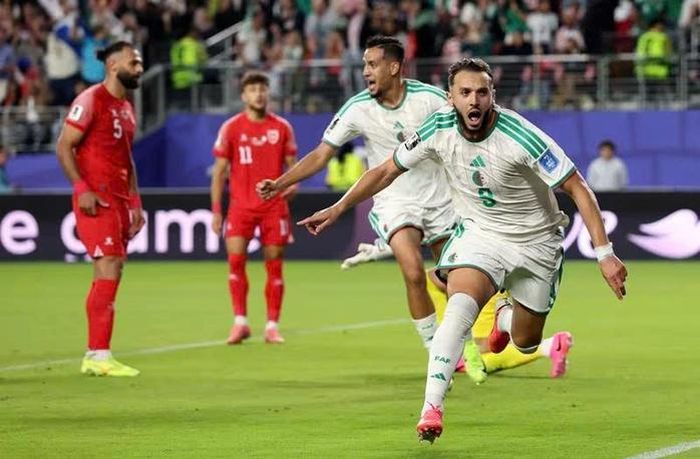 Amine Gouiri (phải) giúp Algeria còn nguyên cơ hội lần thứ 2 vượt qua vòng bảng World Cup