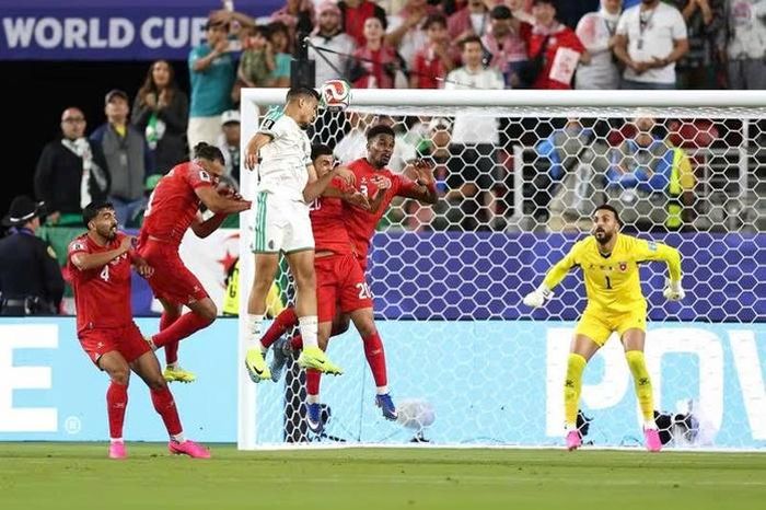 Bàn gỡ hòa của Nadhir Benbouali (áo trắng) là bàn thắng đầu tiên của Algeria tại World Cup kể từ năm 2014