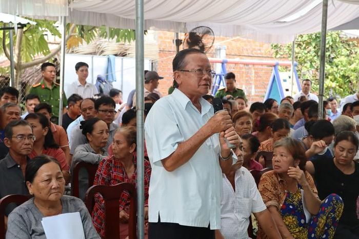 Người dân nêu ý kiến tại buổi đối thoại