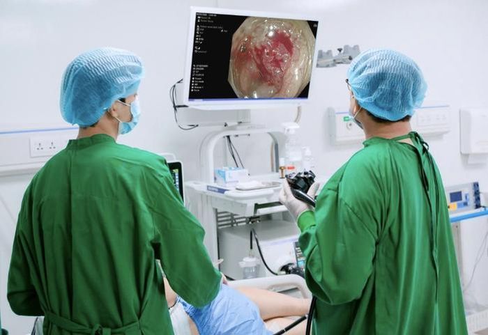 Trong quá trình nội soi tiêu hóa, bác sĩ ghi nhận tổn thương u sùi đại tràng nghi ngờ ác tính.